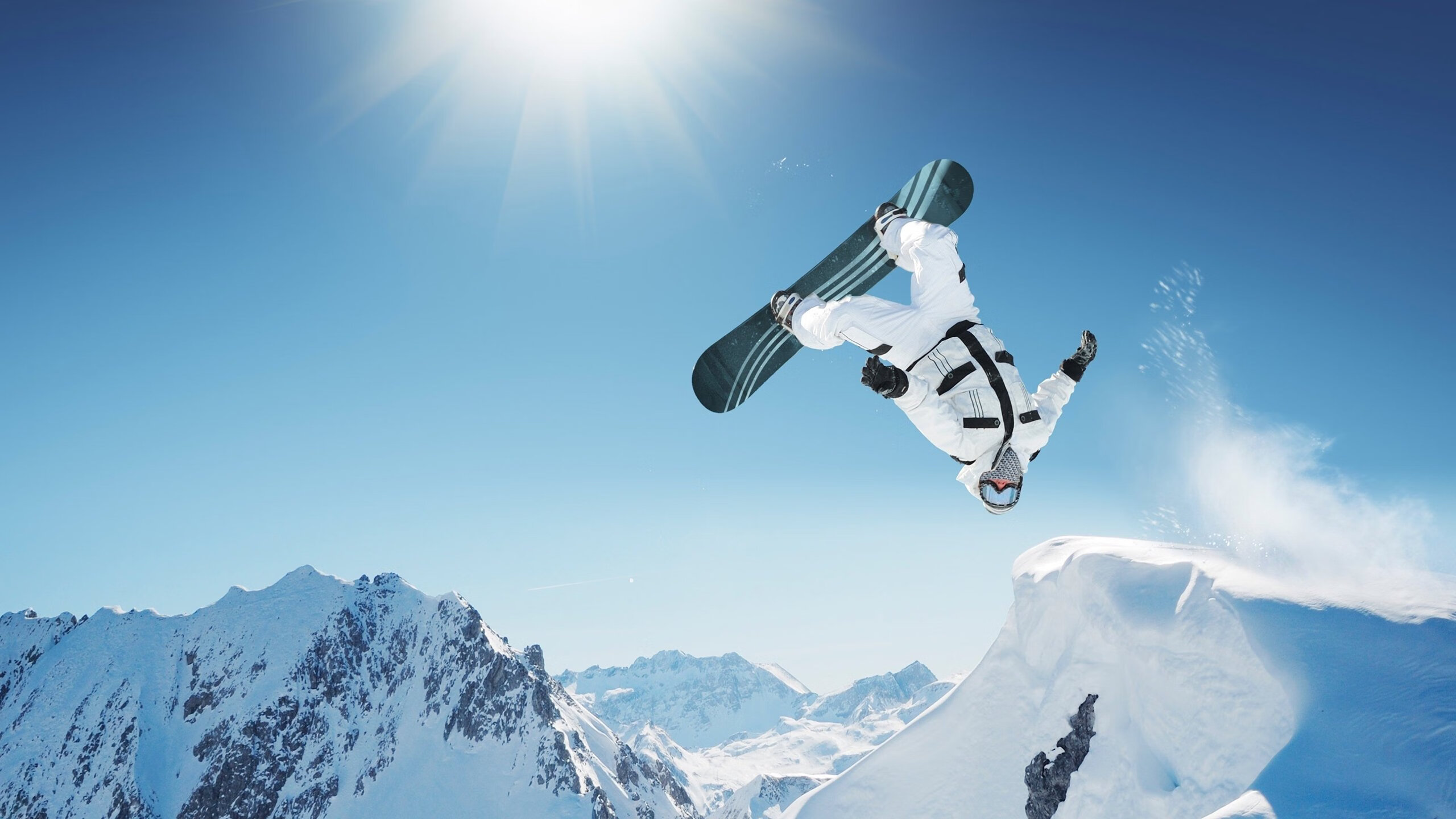 “基层青训项目在全国多地铺开，普及全民足球运动”，足球青训改革