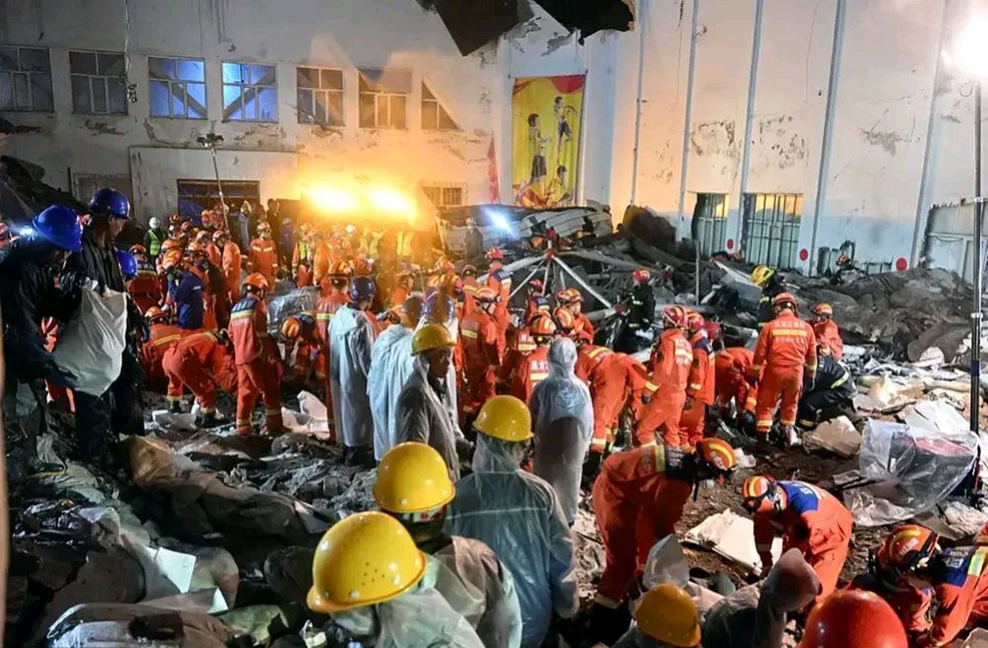 米兰平台官网-关于体育场坍塌事故致30伤，安全引质疑的信息